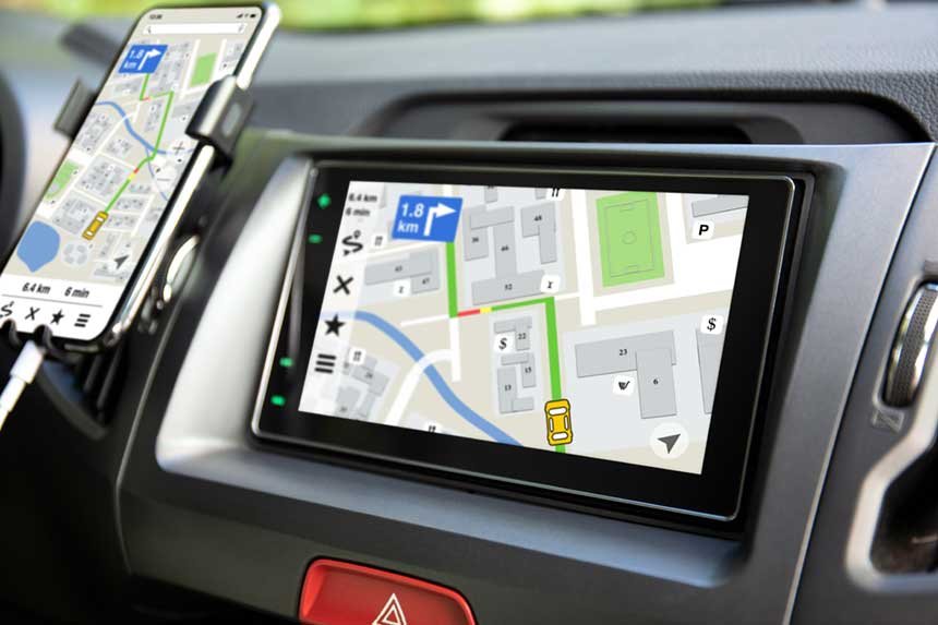 LKW sofőr vezetés közben – sok elektronikai rendszerekkel felszerelt jármű